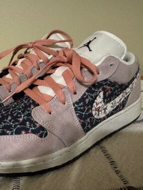 Girls Nike Floral Jordans  Youth 6
